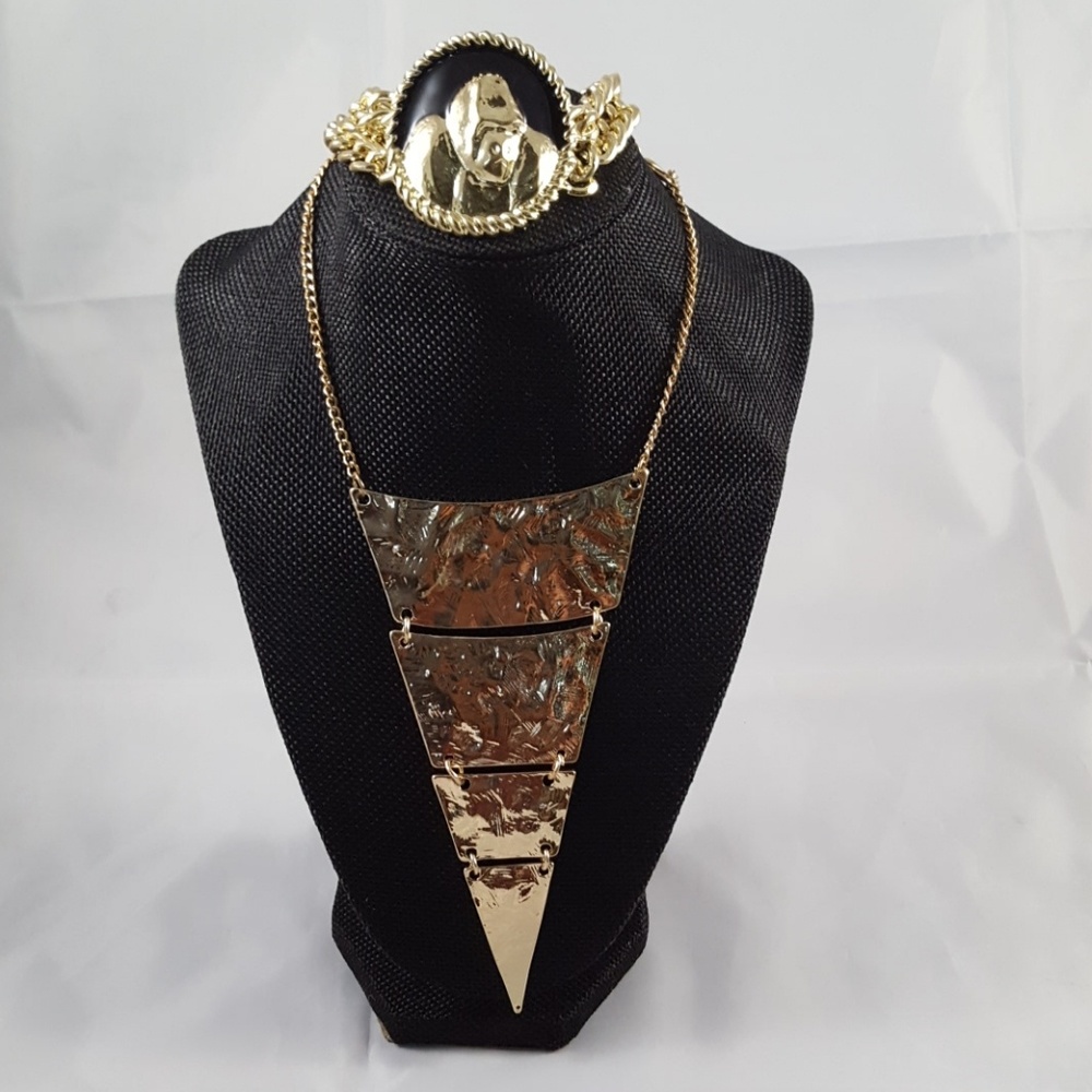 Lot of 2  - A Necklace and a Bracelet